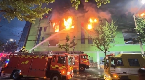 인천 금속제품 제조공장에서 화재가 발생해 소방관 2명이 화상 을 입고, 건물과 인근 시설이 불에 탔다.