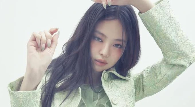 블랙핑크의 제니가 그녀의 친부라고 사칭하며 책까지 발행한 남성의 주장에 법적으로 대응했다.